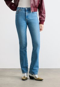 Клешеные брюки