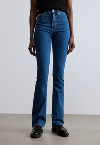 Клешеные брюки