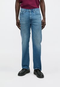 Прямые джинсы