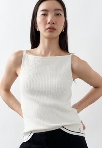 Топ на бретельках