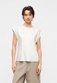 Атласная блузка