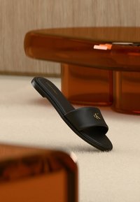 Шлепанцы Шлепанцы