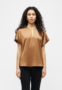 Атласная блузка