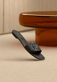 Шлепанцы Шлепанцы