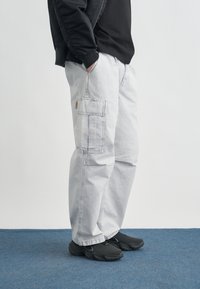 Брюки с накладными карманами