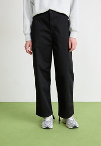 Брюки с накладными карманами