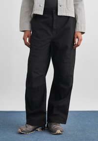 Брюки с накладными карманами