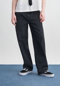 Прямые джинсы