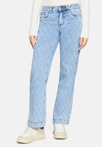 Прямые джинсы