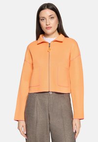 Вязаная кофта