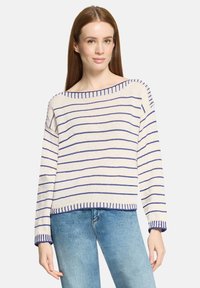 Пуловер в полоску