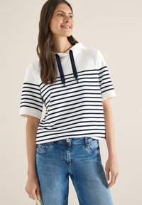 Пуловер с капюшоном