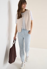 Пуховой жилет