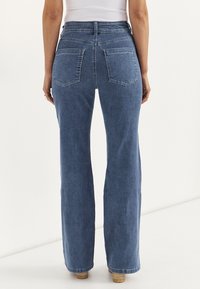 Клешеные брюки