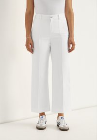 Короткие джинсы