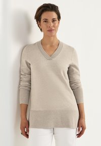 Пуловер с вырезом V