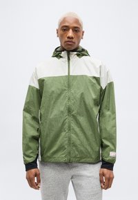 Куртка-дождевик