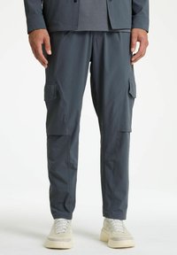 Брюки с накладными карманами