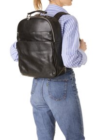 Кожаный рюкзак Кожаный рюкзак