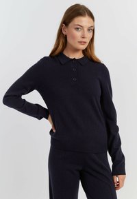 Пуловер с воротником поло