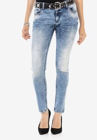 Узкие джинсы