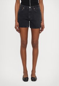 Джинсовые шорты