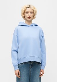 Пуловер с капюшоном