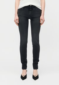 Узкие джинсы