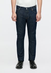 Узкие джинсы