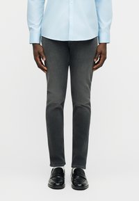 Узкие джинсы