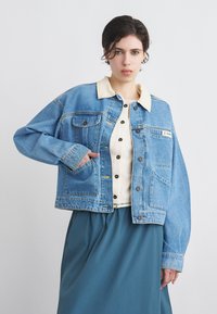 Джинсовая куртка