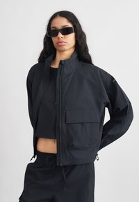 Куртка с накладнымит карманами