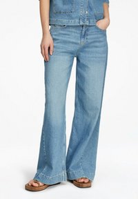 Клешеные джинсы