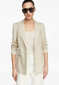 Короткое пальто