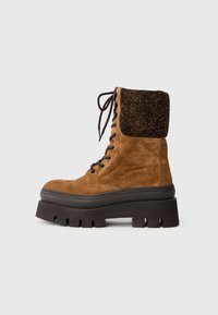 Ботинки на шнуровке