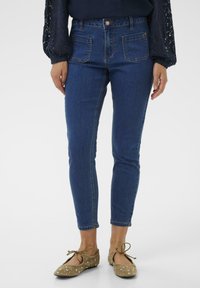 Короткие джинсы