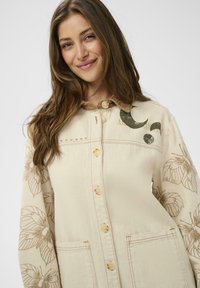 Короткое пальто