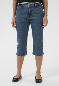 Короткие джинсы