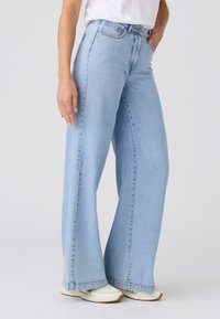 Свободные джинсы Свободные джинсы