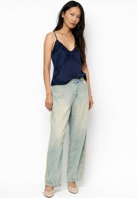 Топ на бретельках