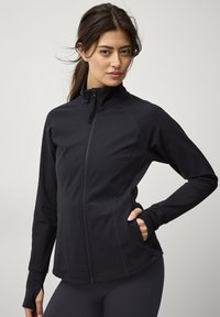 Спортивная куртка Спортивная куртка