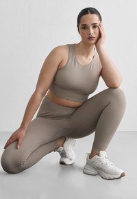 Спортивный топ Спортивный топ