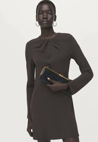 Платье футляр