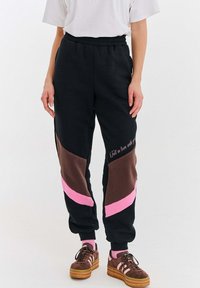 Спортивные штаны