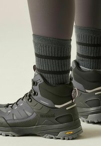 Спортивные сапоги