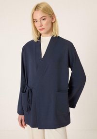 Короткое пальто