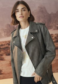Куртка с накладнымит карманами Куртка с накладнымит карманами