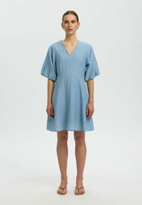 Короткое платье Короткое платье