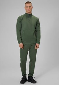 Спортивная кофта