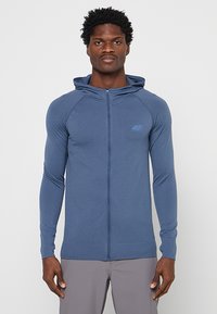 Спортивная кофта